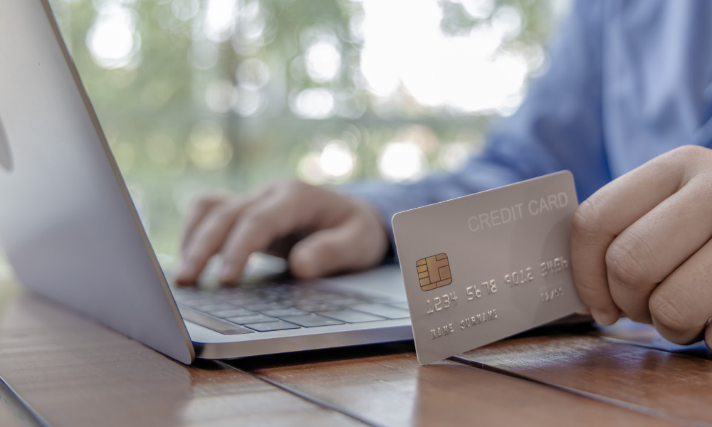 The pros and cons of using a credit card every day
